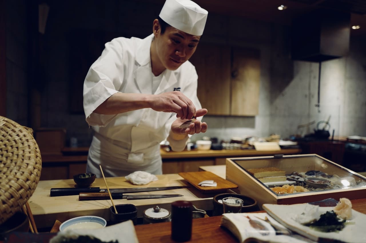 鮨が一流の料理人により握られている